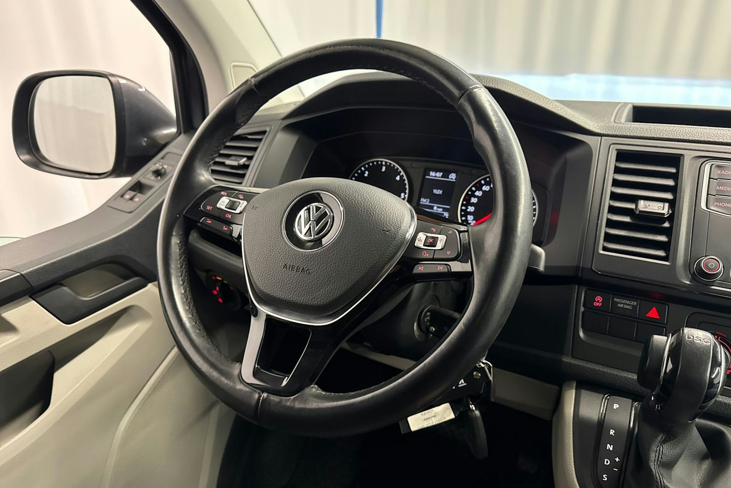 harmaa Volkswagen Transporter 2018 kuva 13.