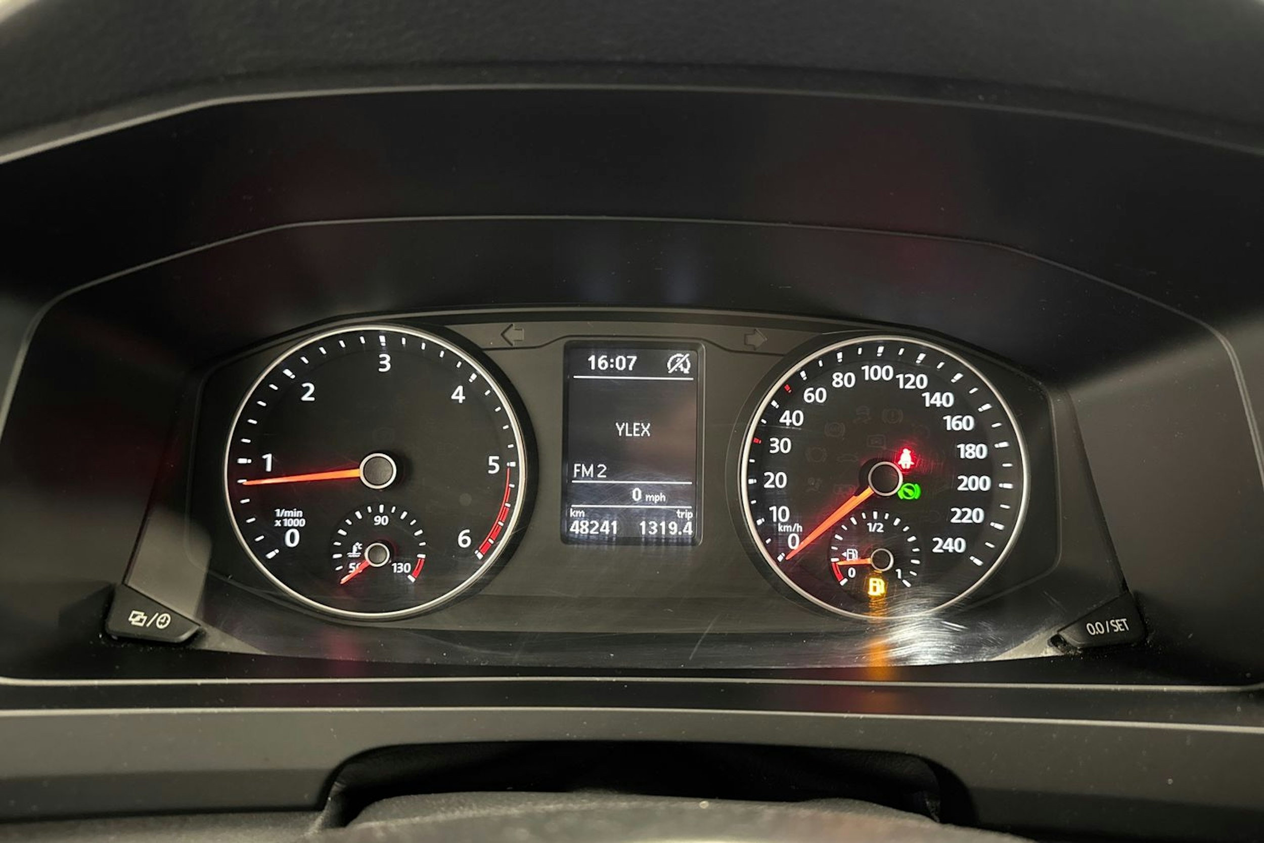 harmaa Volkswagen Transporter 2018 kuva 15.