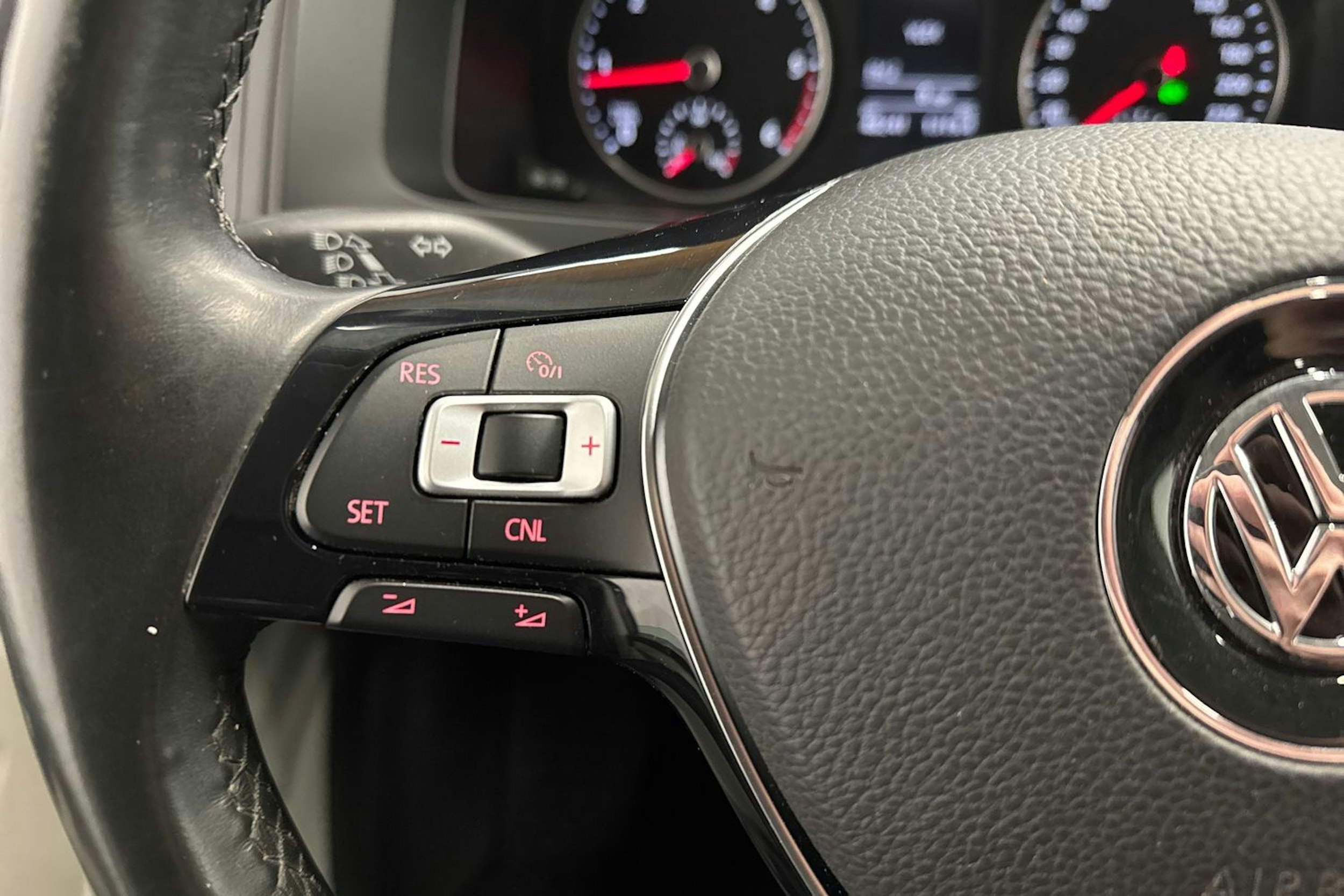 harmaa Volkswagen Transporter 2018 kuva 16.