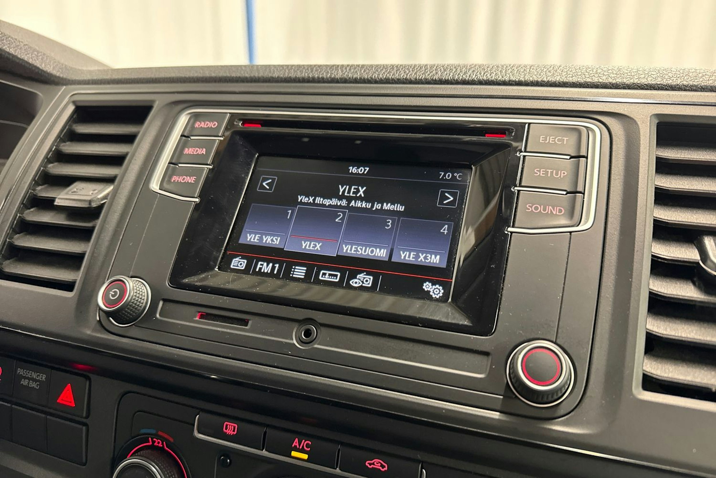 harmaa Volkswagen Transporter 2018 kuva 18.