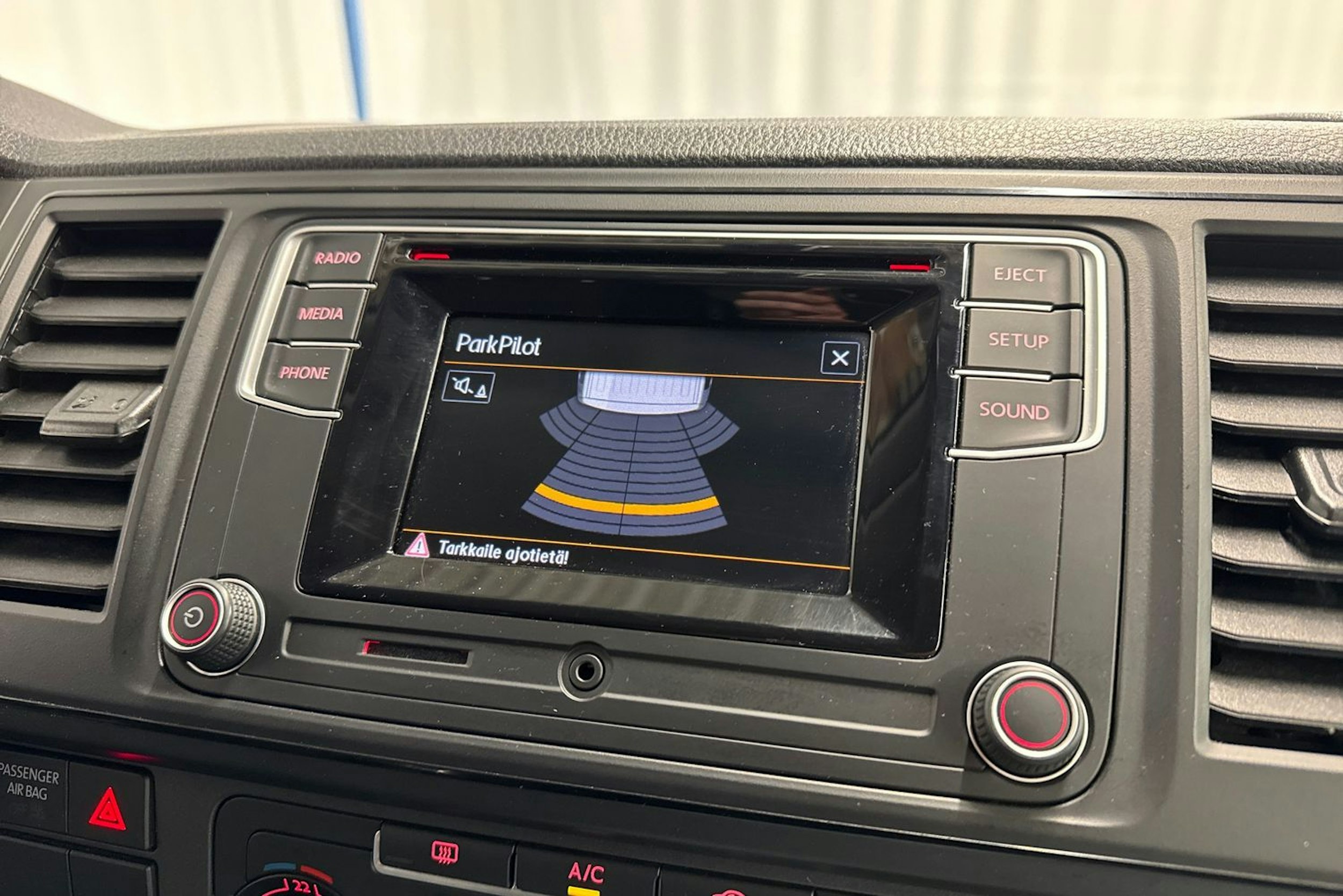 harmaa Volkswagen Transporter 2018 kuva 19.