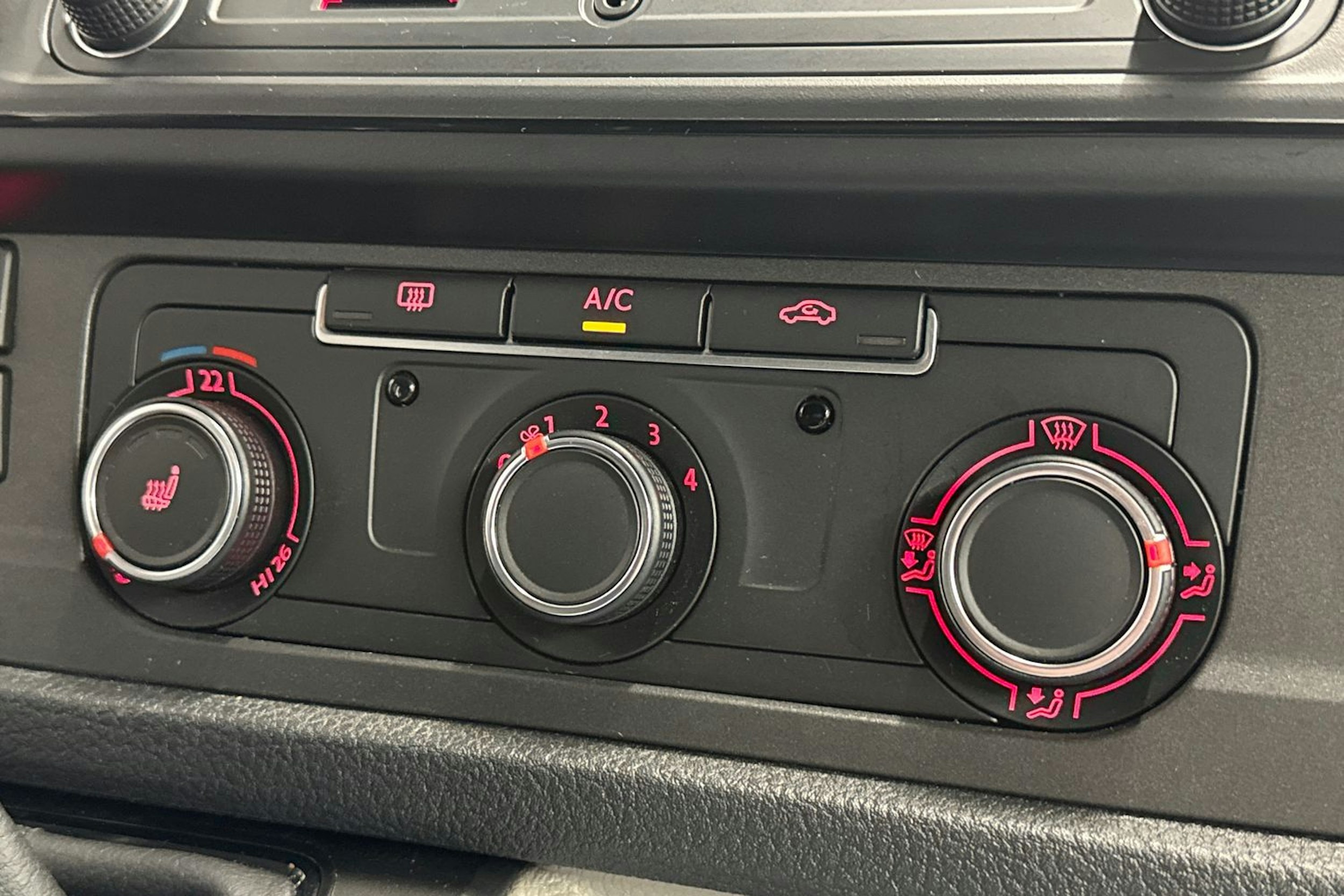 harmaa Volkswagen Transporter 2018 kuva 20.