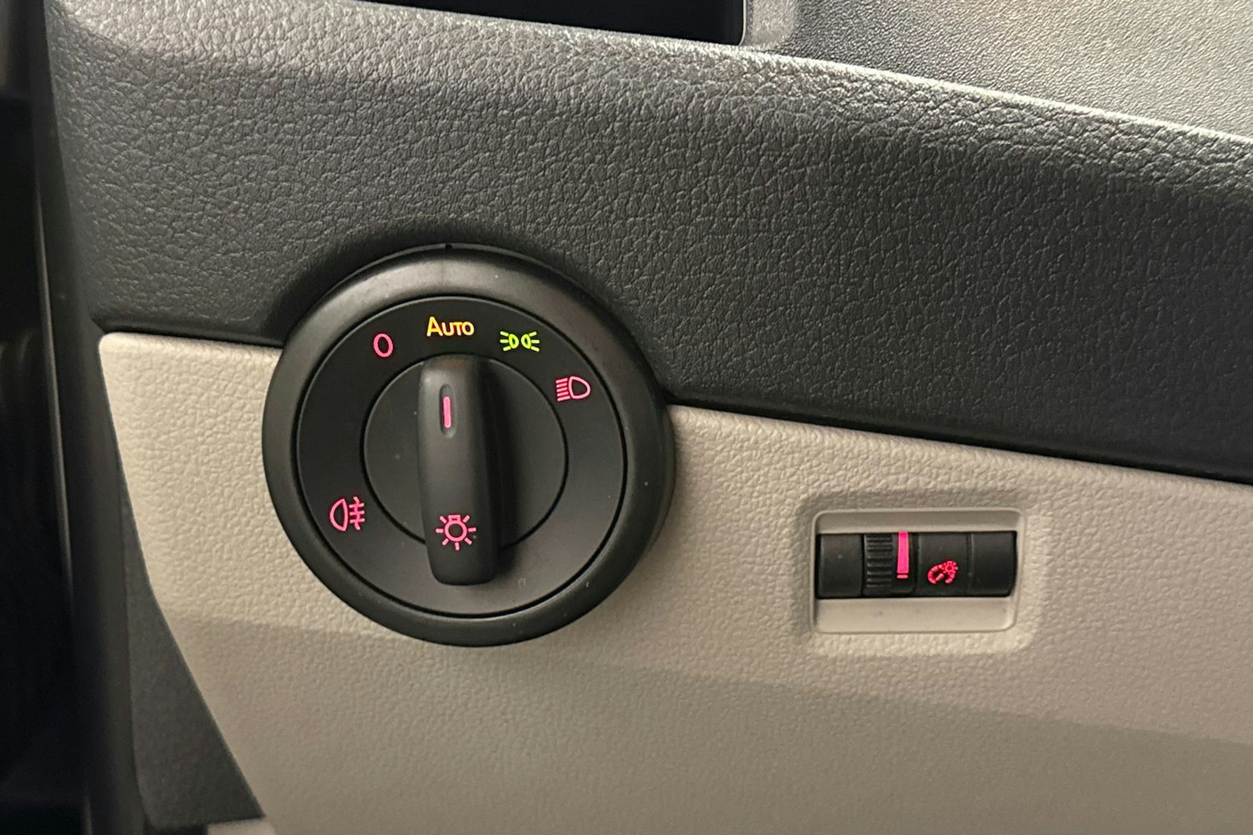 harmaa Volkswagen Transporter 2018 kuva 22.