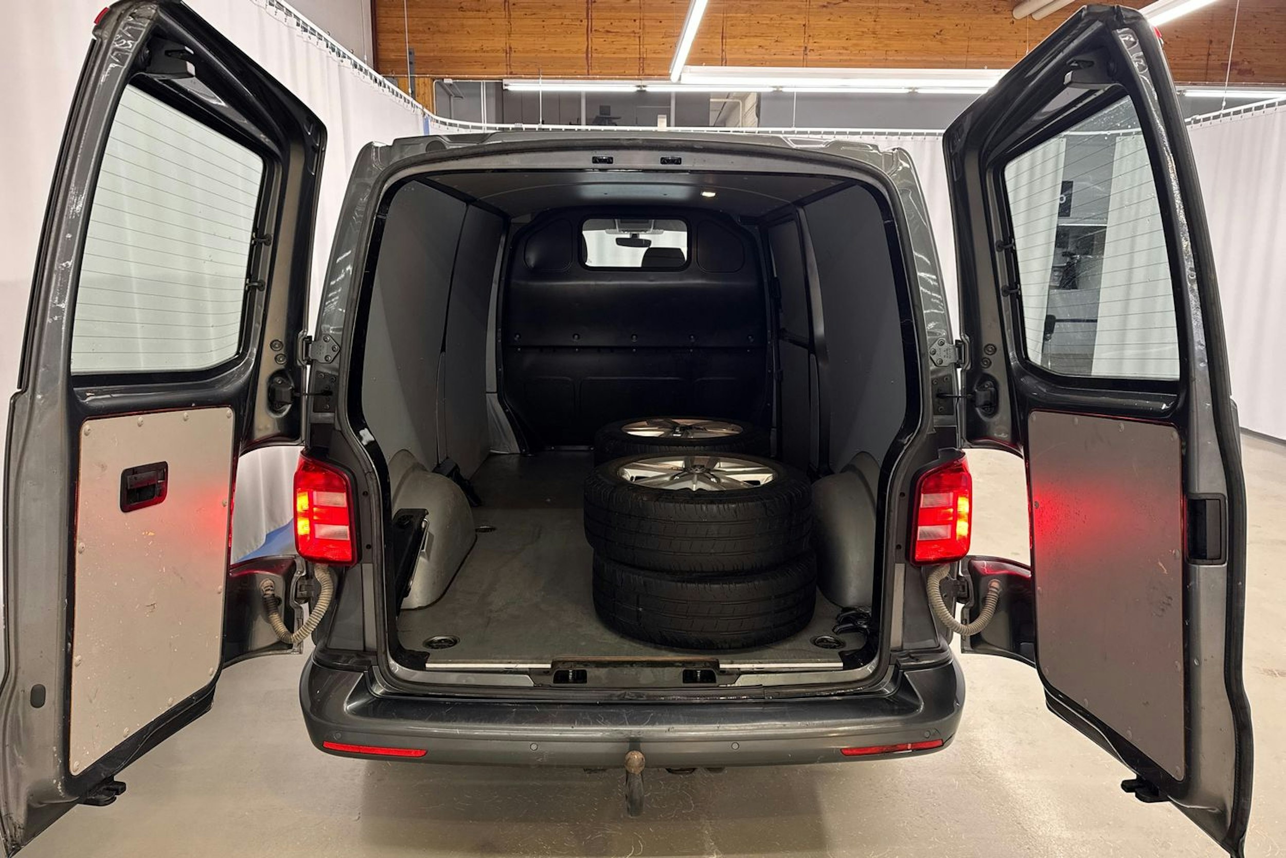 harmaa Volkswagen Transporter 2018 kuva 25.