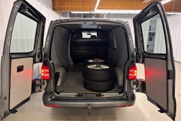 harmaa Volkswagen Transporter 2018 kuva 25.