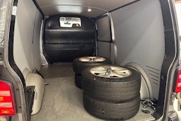 harmaa Volkswagen Transporter 2018 kuva 26.