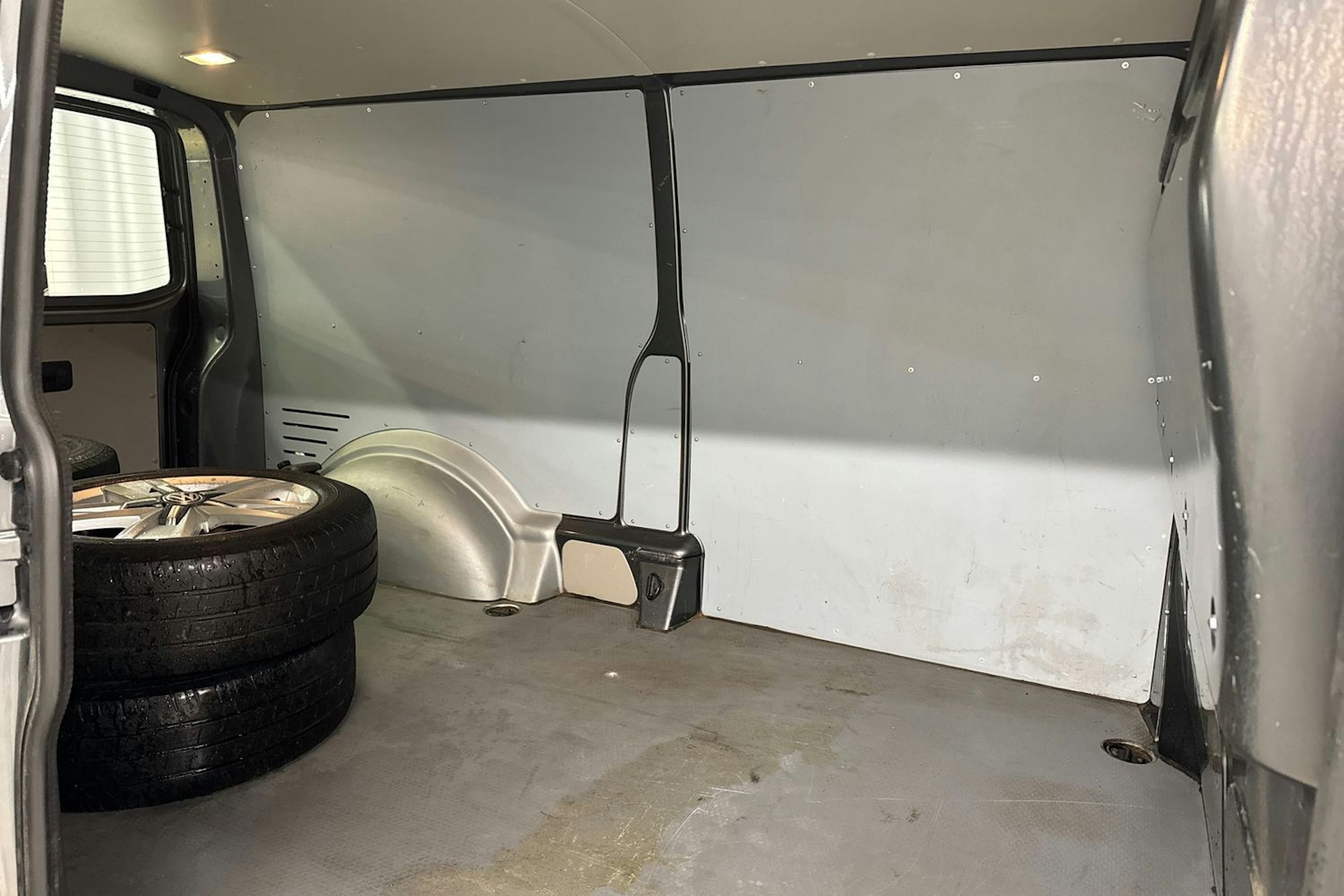 harmaa Volkswagen Transporter 2018 kuva 27.