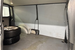 harmaa Volkswagen Transporter 2018 kuva 27.