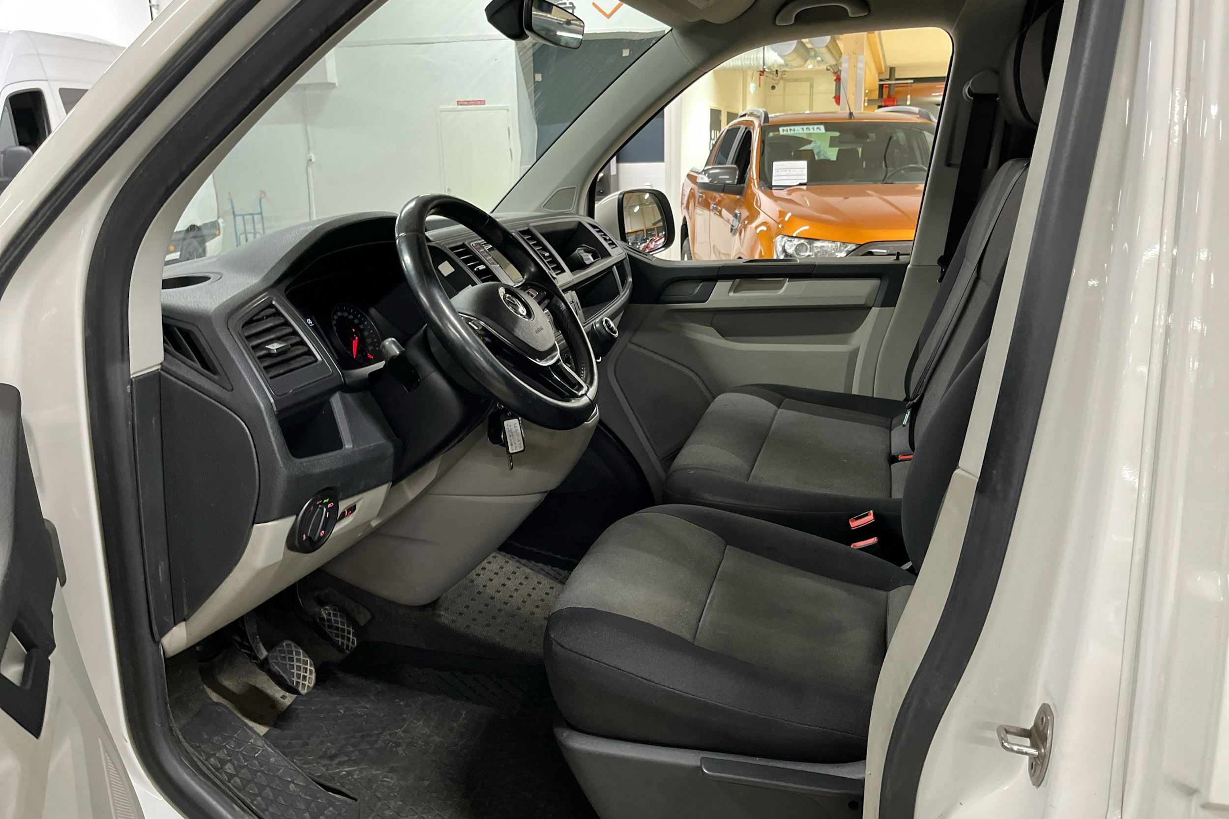 valkoinen Volkswagen Transporter 2018 kuva 3.