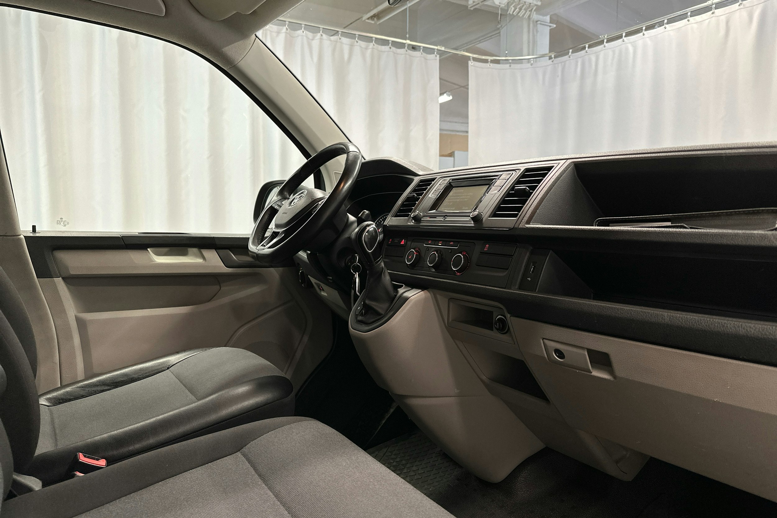 harmaa Volkswagen Transporter 2018 kuva 6.