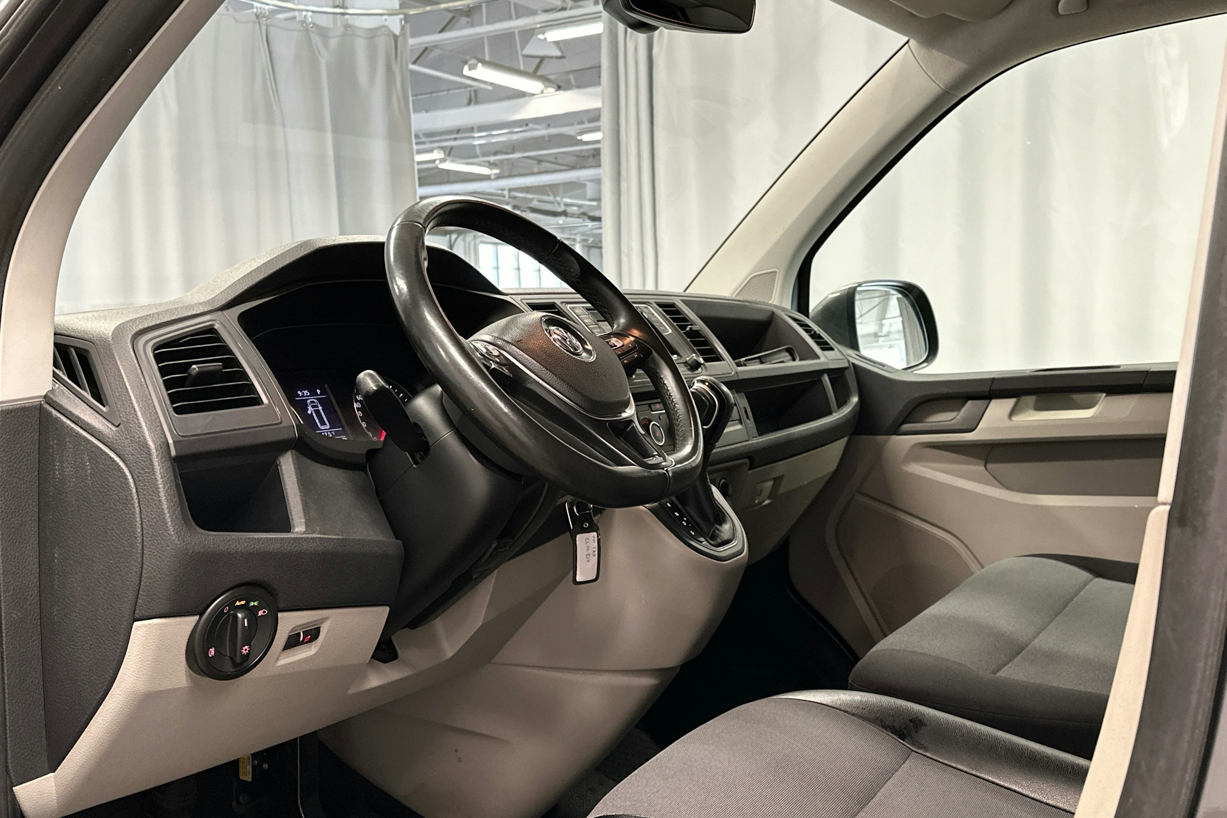 harmaa Volkswagen Transporter 2018 kuva 9.