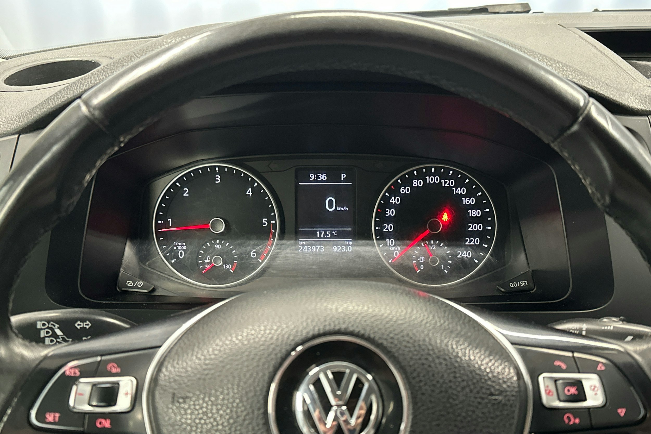 harmaa Volkswagen Transporter 2018 kuva 10.
