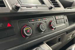harmaa Volkswagen Transporter 2018 kuva 13.