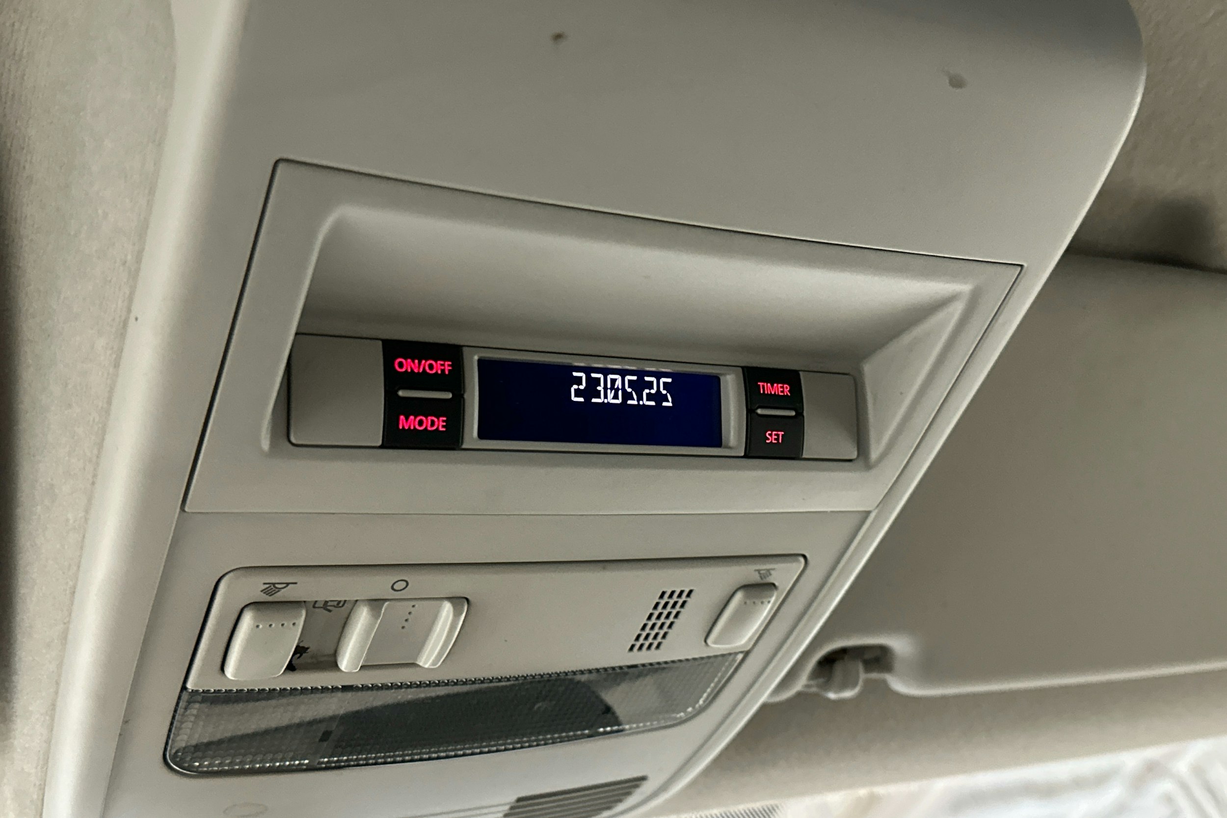 harmaa Volkswagen Transporter 2018 kuva 14.
