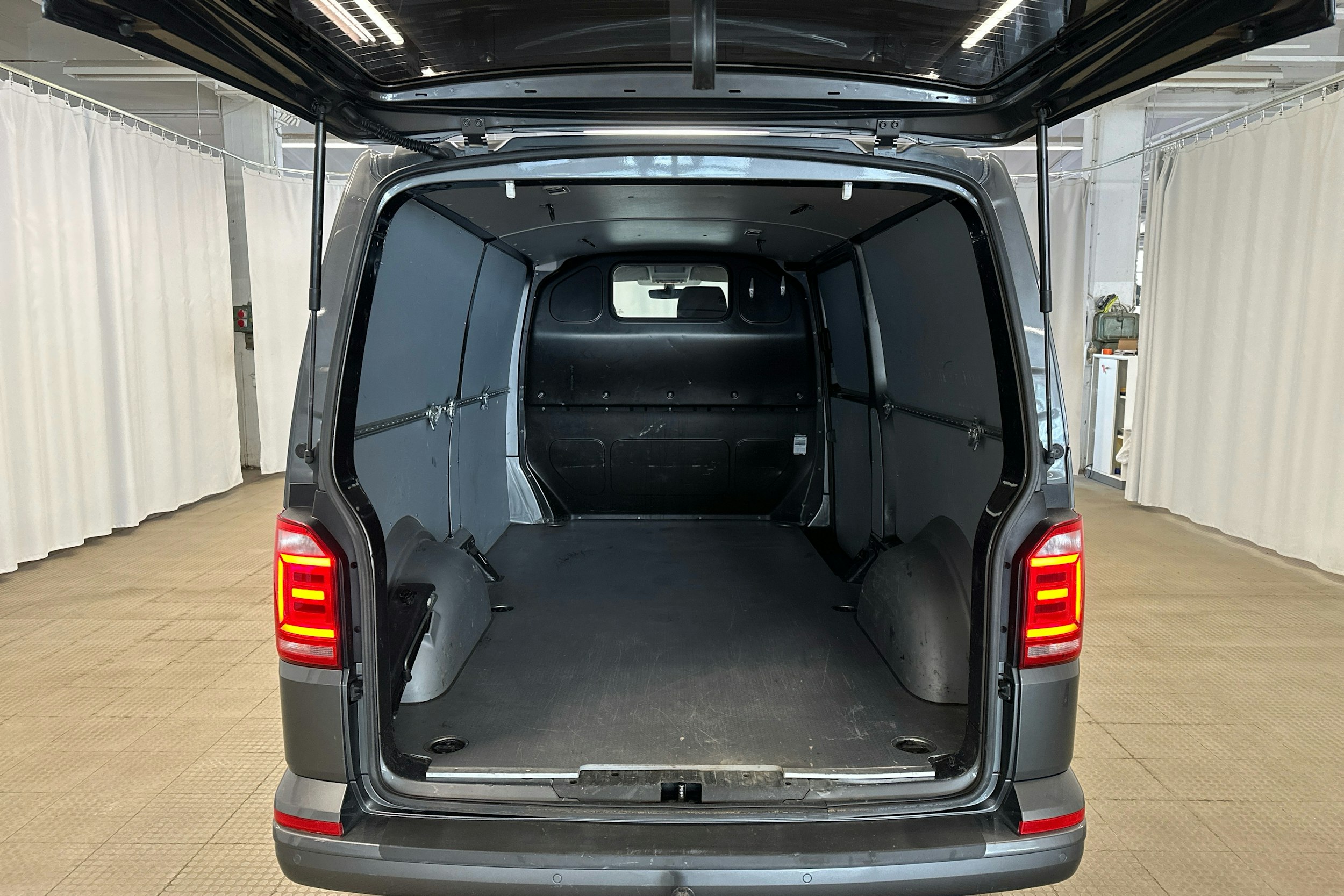 harmaa Volkswagen Transporter 2018 kuva 16.