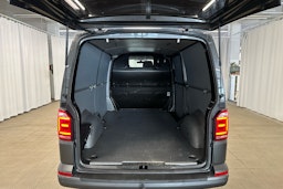 harmaa Volkswagen Transporter 2018 kuva 16.