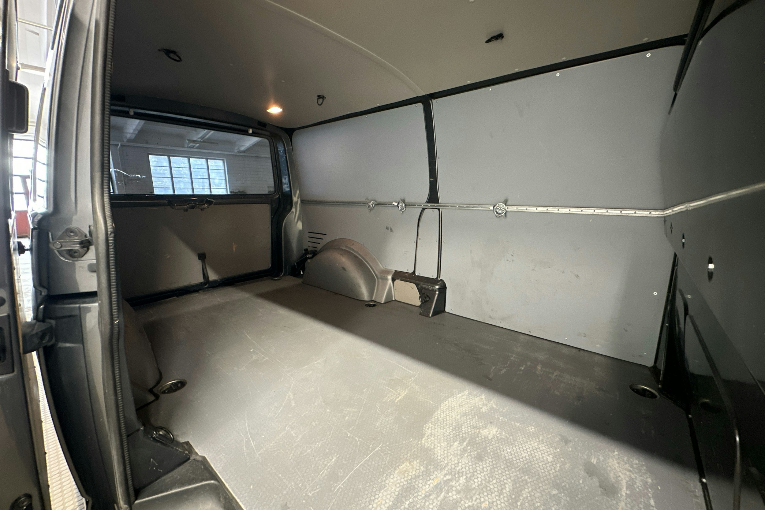 harmaa Volkswagen Transporter 2018 kuva 17.