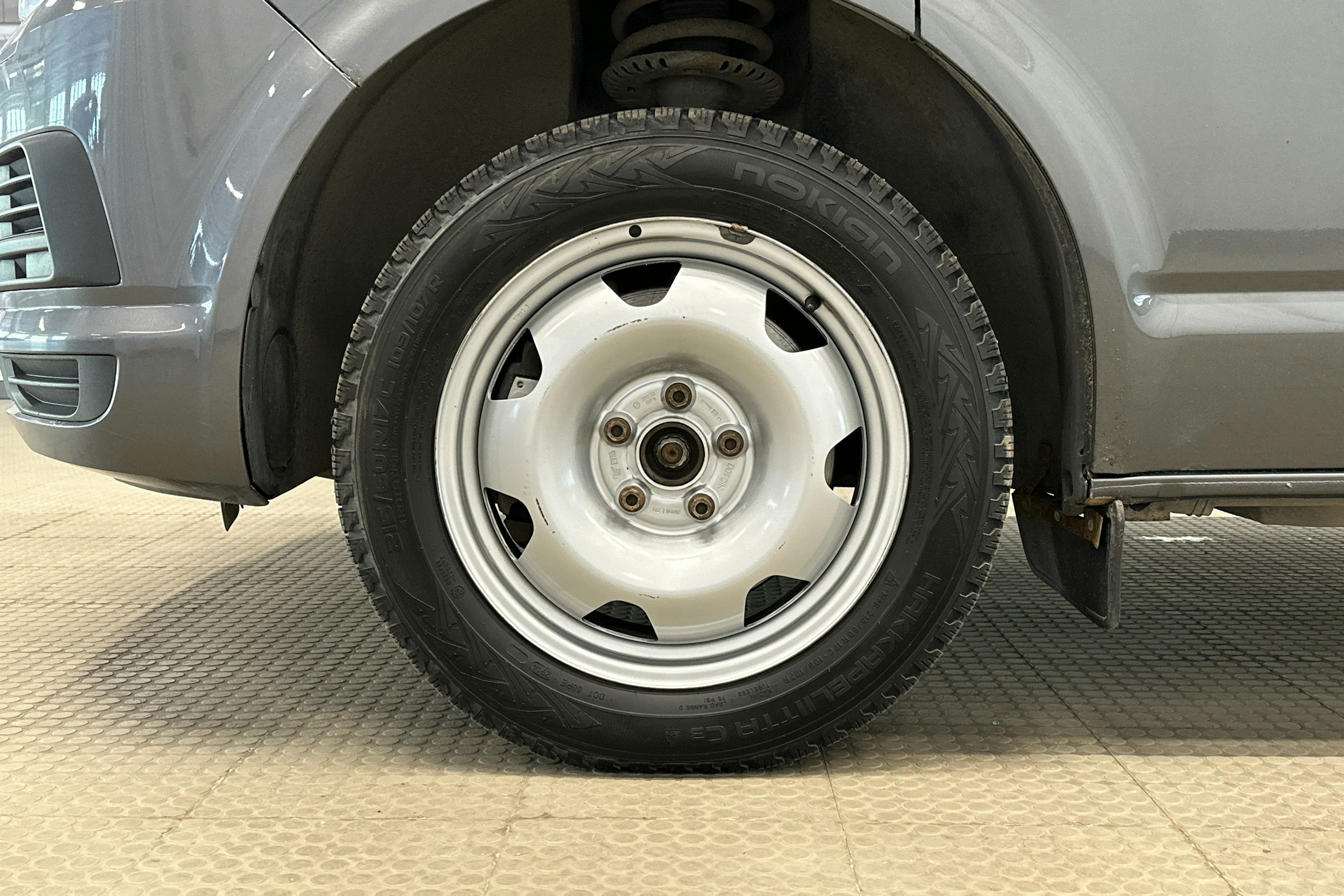 harmaa Volkswagen Transporter 2018 kuva 18.