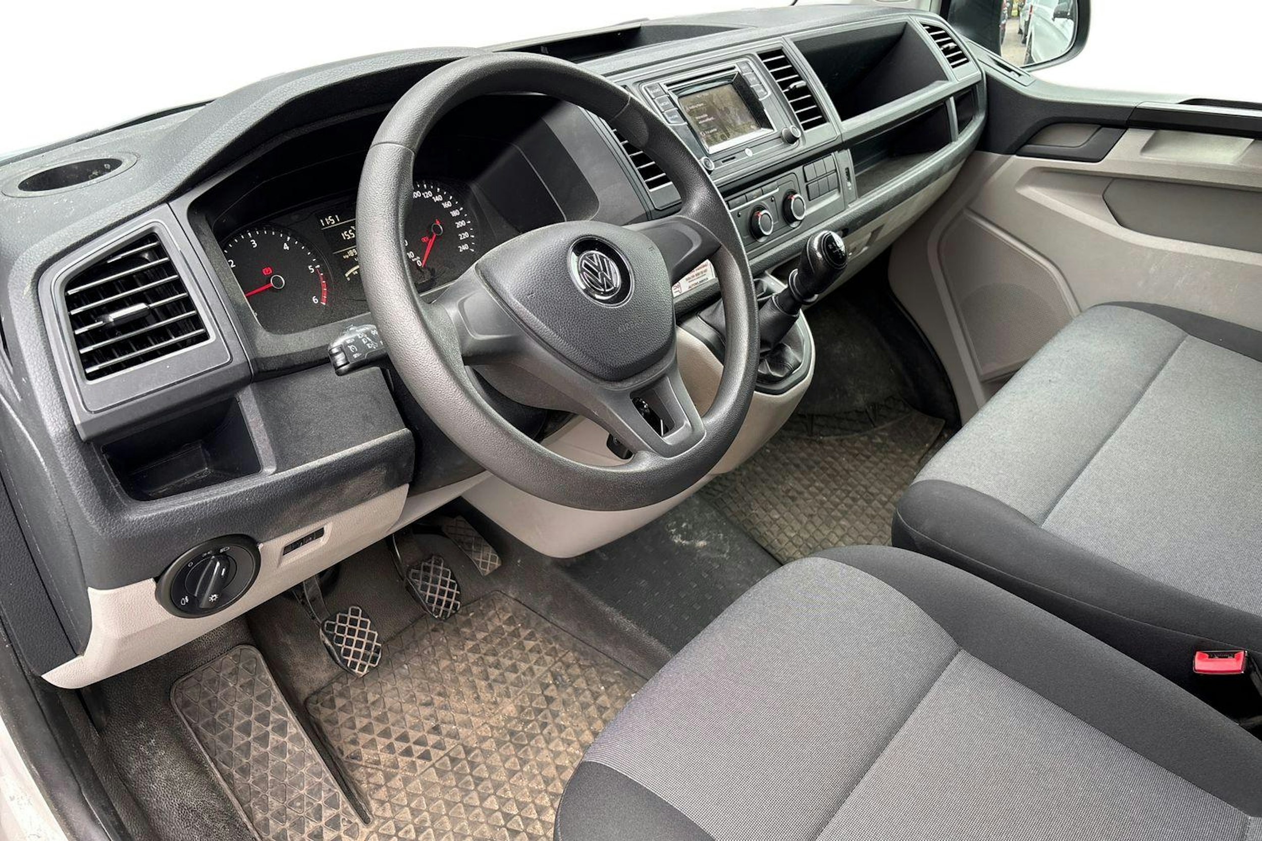 valkoinen Volkswagen Transporter 2018 kuva 3.