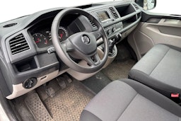 valkoinen Volkswagen Transporter 2018 kuva 3.