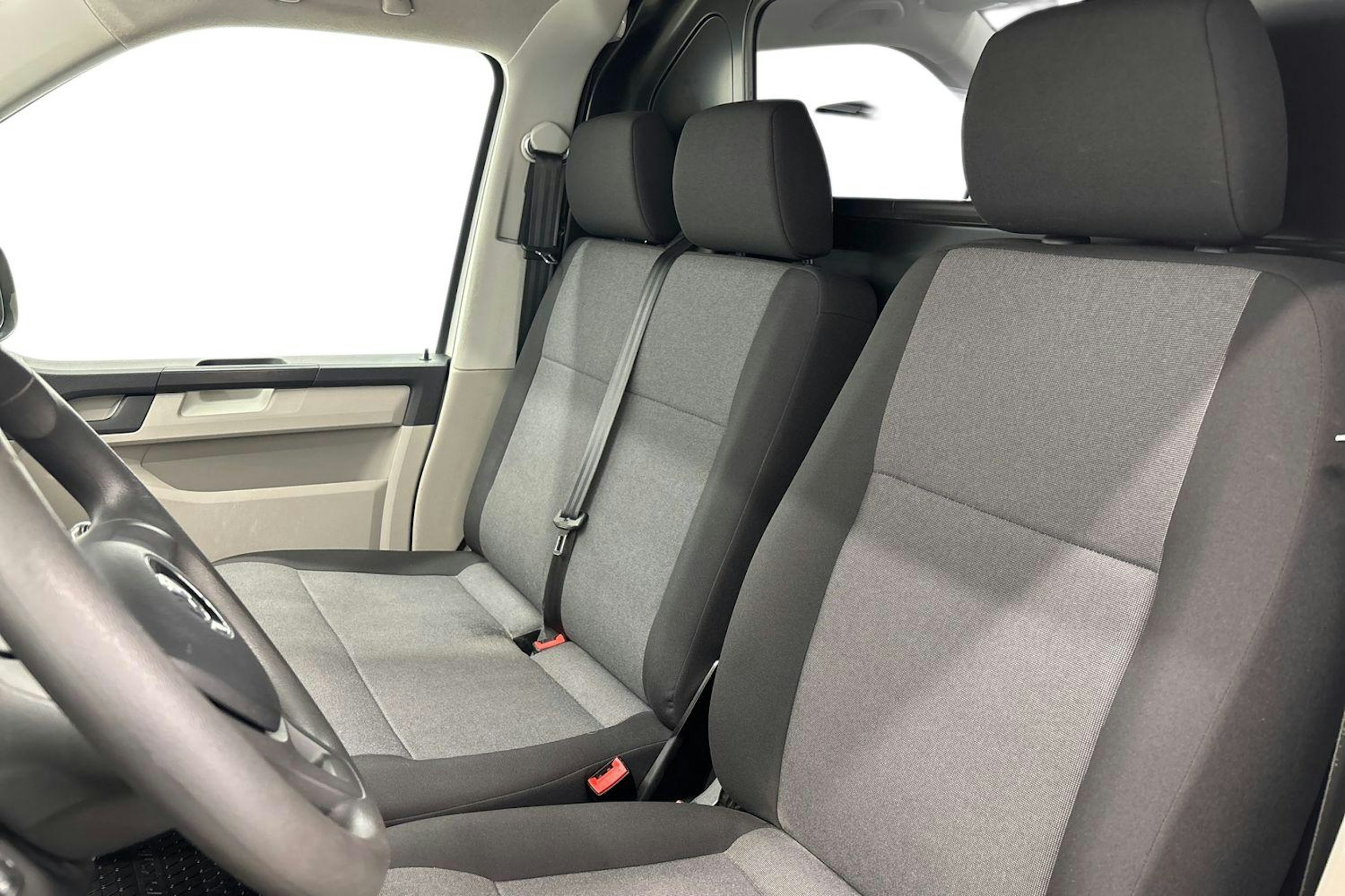 valkoinen Volkswagen Transporter 2018 kuva 10.