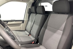 valkoinen Volkswagen Transporter 2018 kuva 10.
