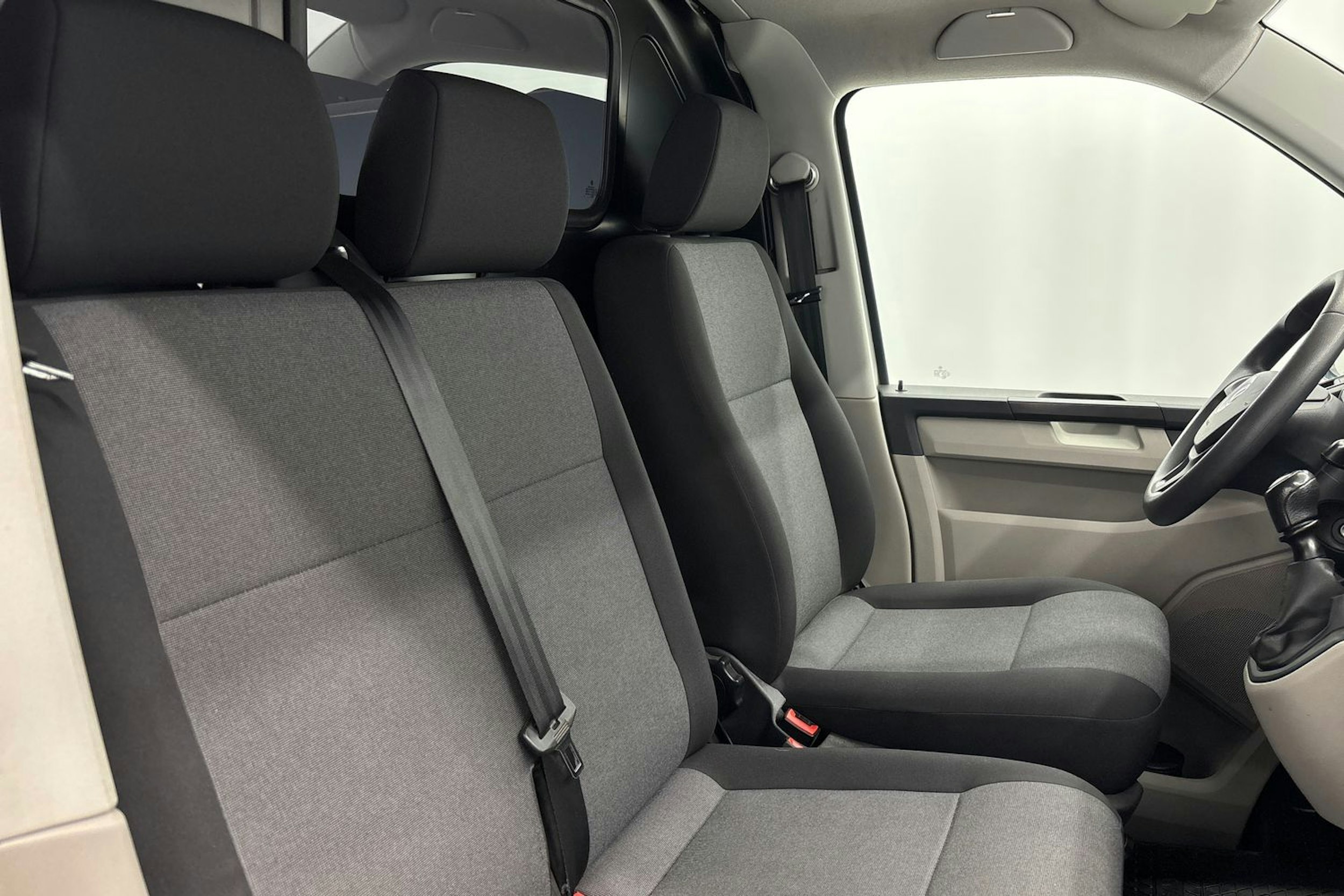 valkoinen Volkswagen Transporter 2018 kuva 13.