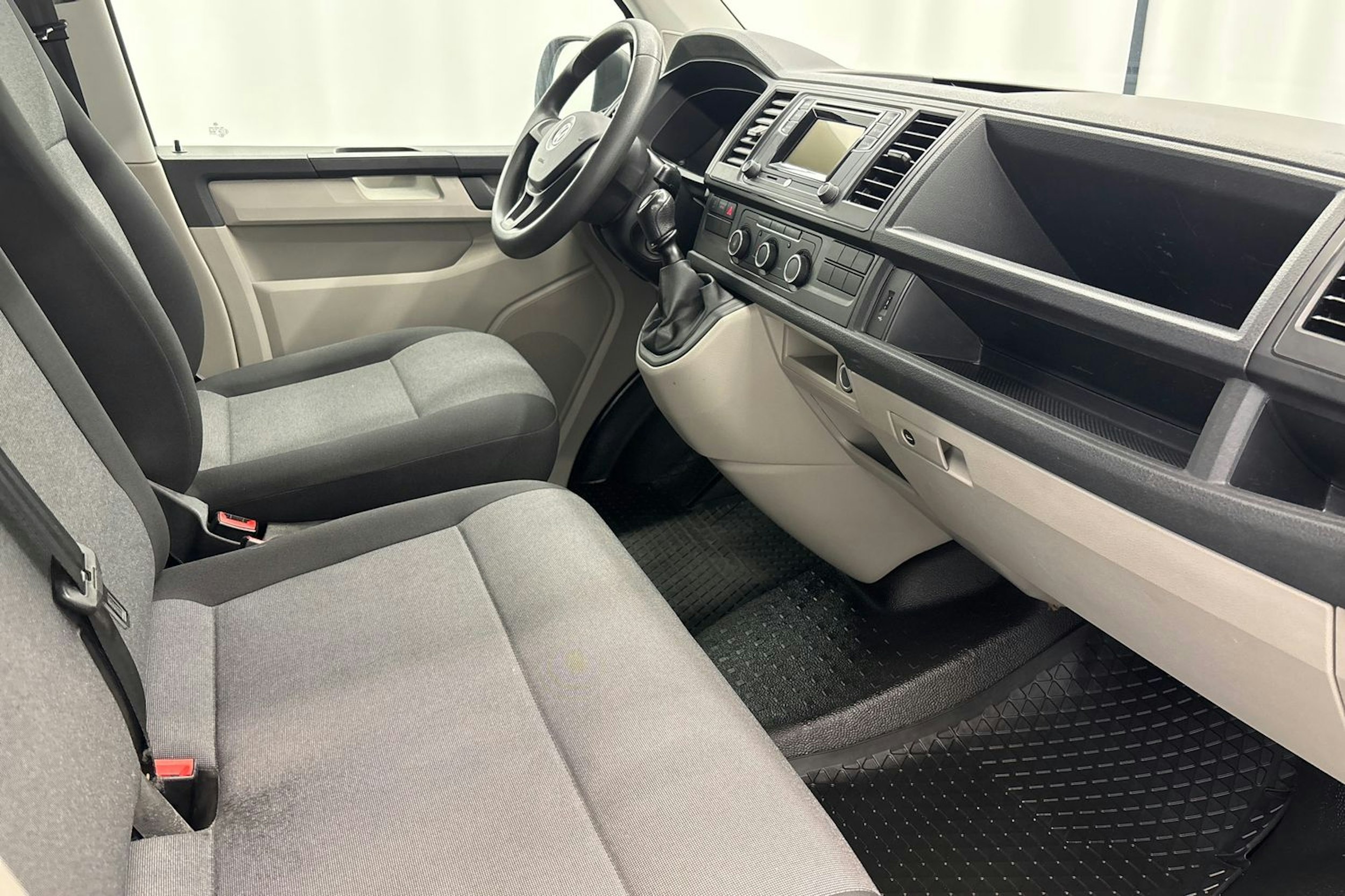 valkoinen Volkswagen Transporter 2018 kuva 14.