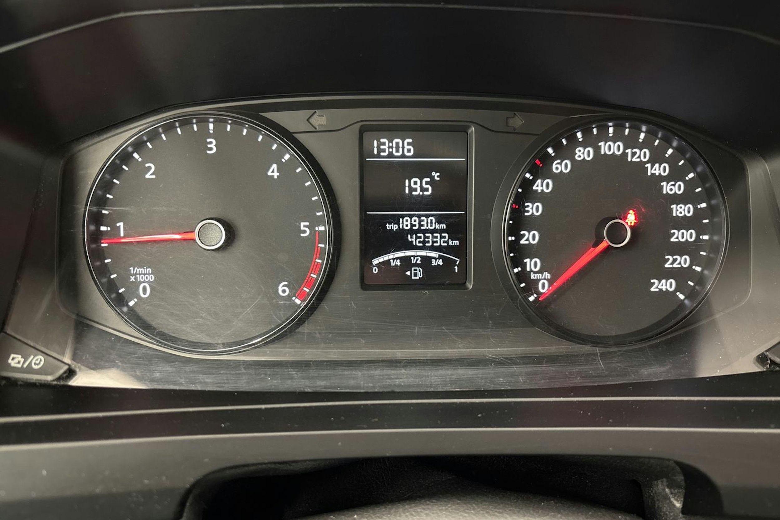 valkoinen Volkswagen Transporter 2018 kuva 16.