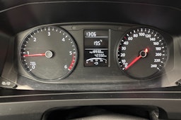 valkoinen Volkswagen Transporter 2018 kuva 16.
