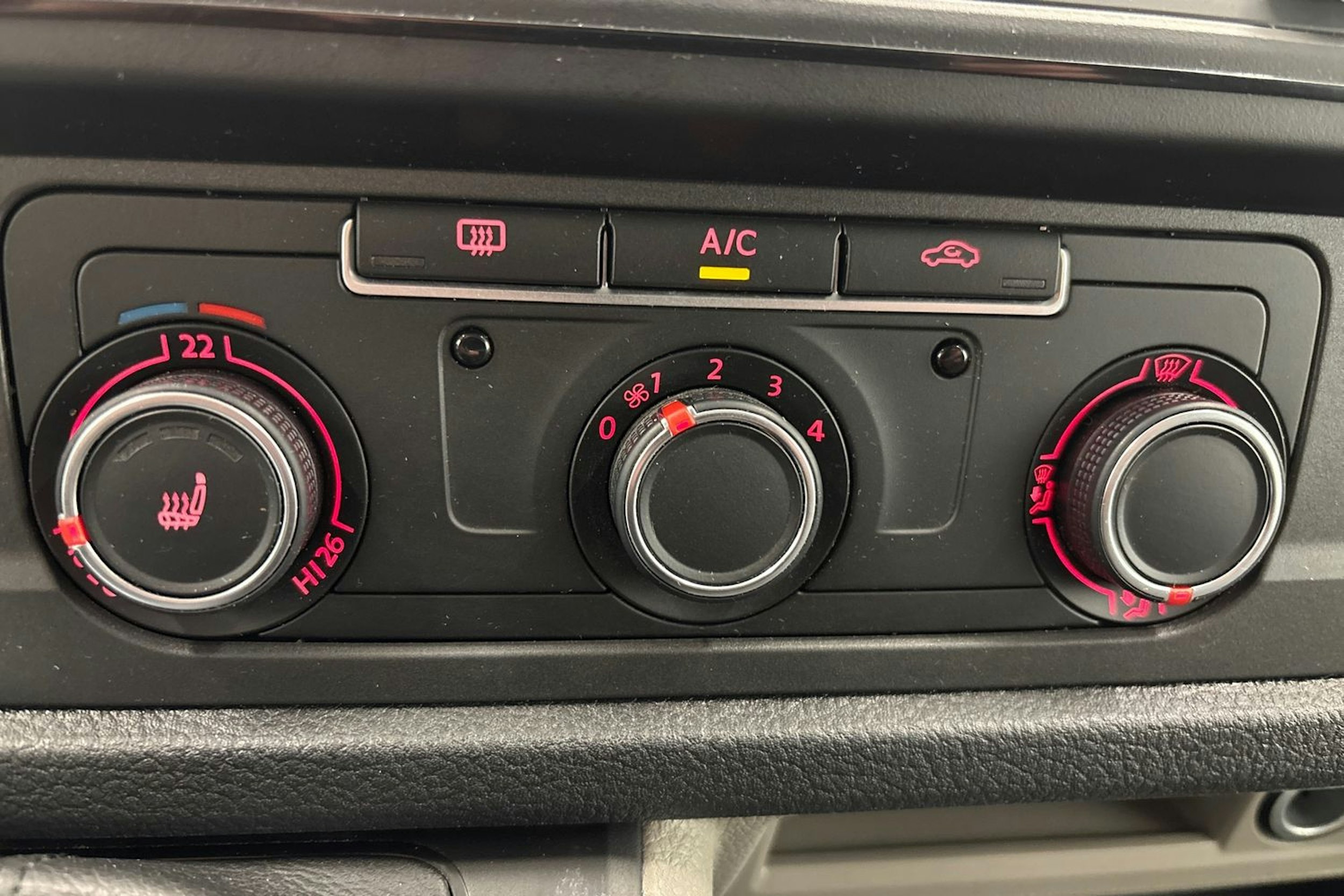 valkoinen Volkswagen Transporter 2018 kuva 18.