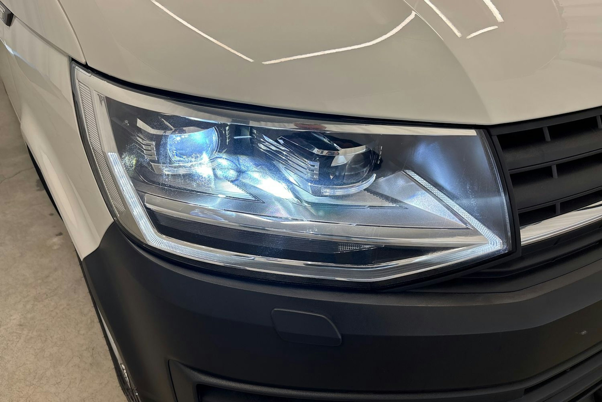 valkoinen Volkswagen Transporter 2018 kuva 20.
