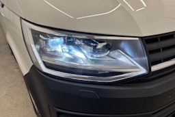 valkoinen Volkswagen Transporter 2018 kuva 20.
