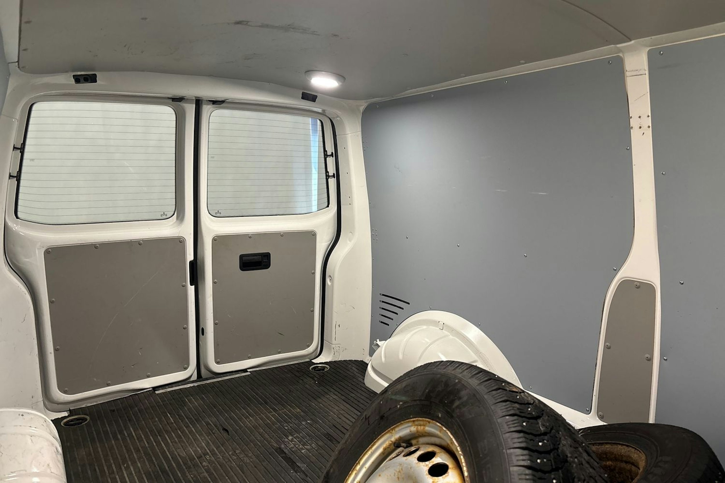 valkoinen Volkswagen Transporter 2018 kuva 21.