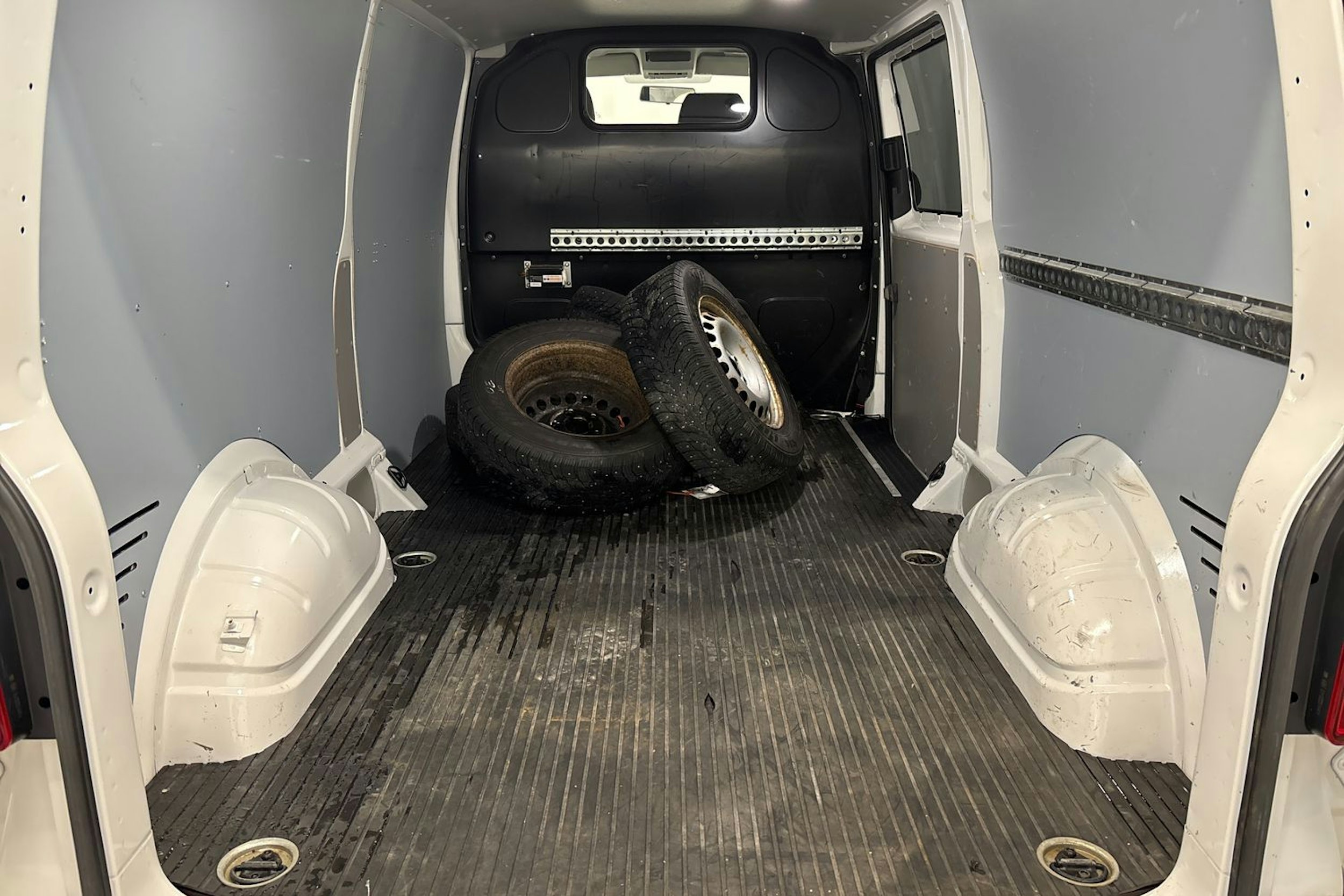 valkoinen Volkswagen Transporter 2018 kuva 23.