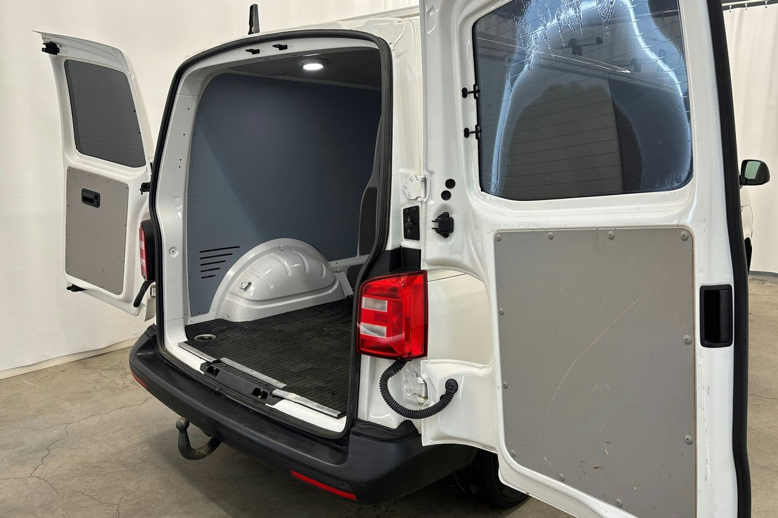 valkoinen Volkswagen Transporter 2018 kuva 24.