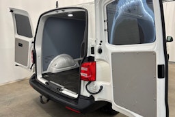 valkoinen Volkswagen Transporter 2018 kuva 24.