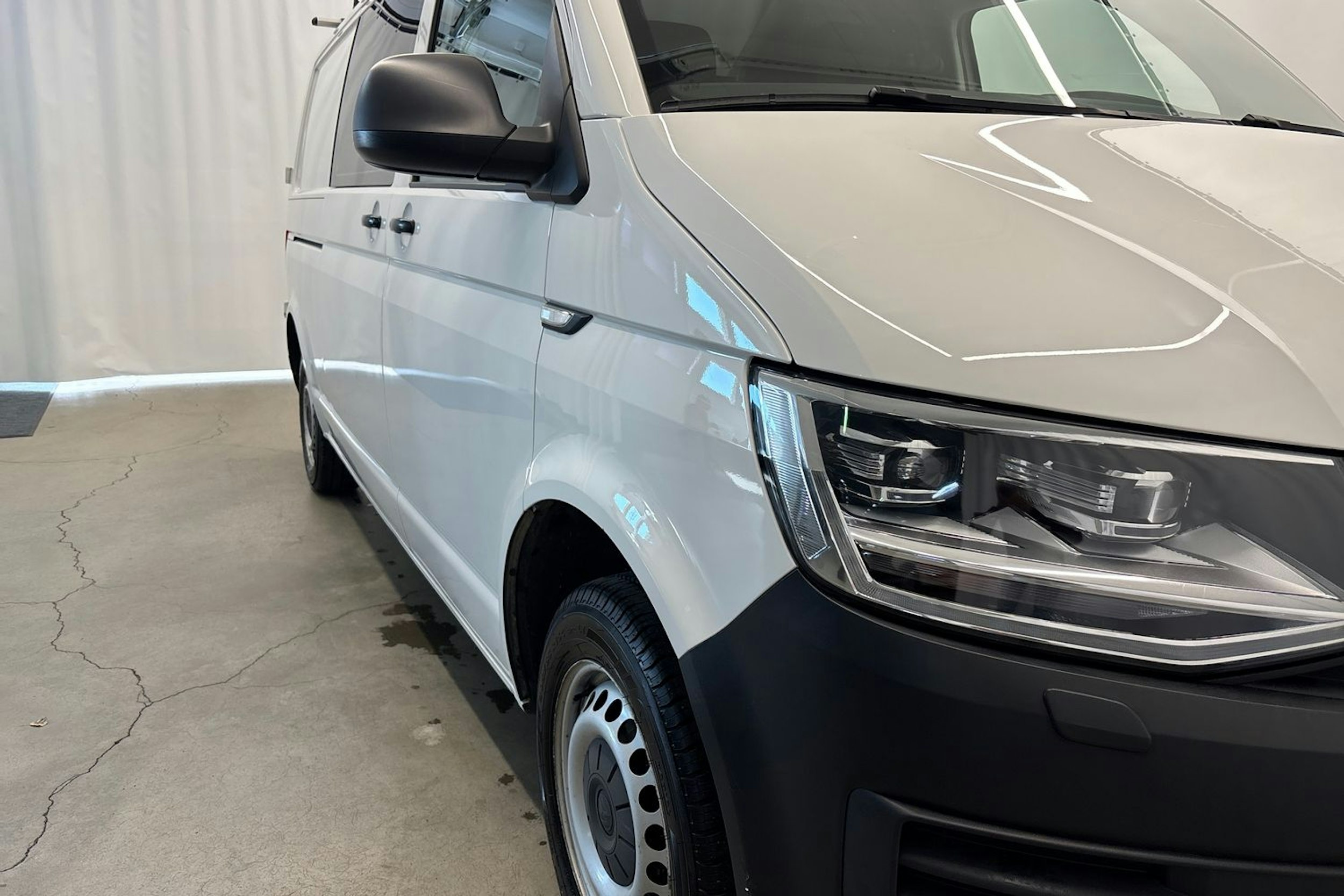 valkoinen Volkswagen Transporter 2018 kuva 25.