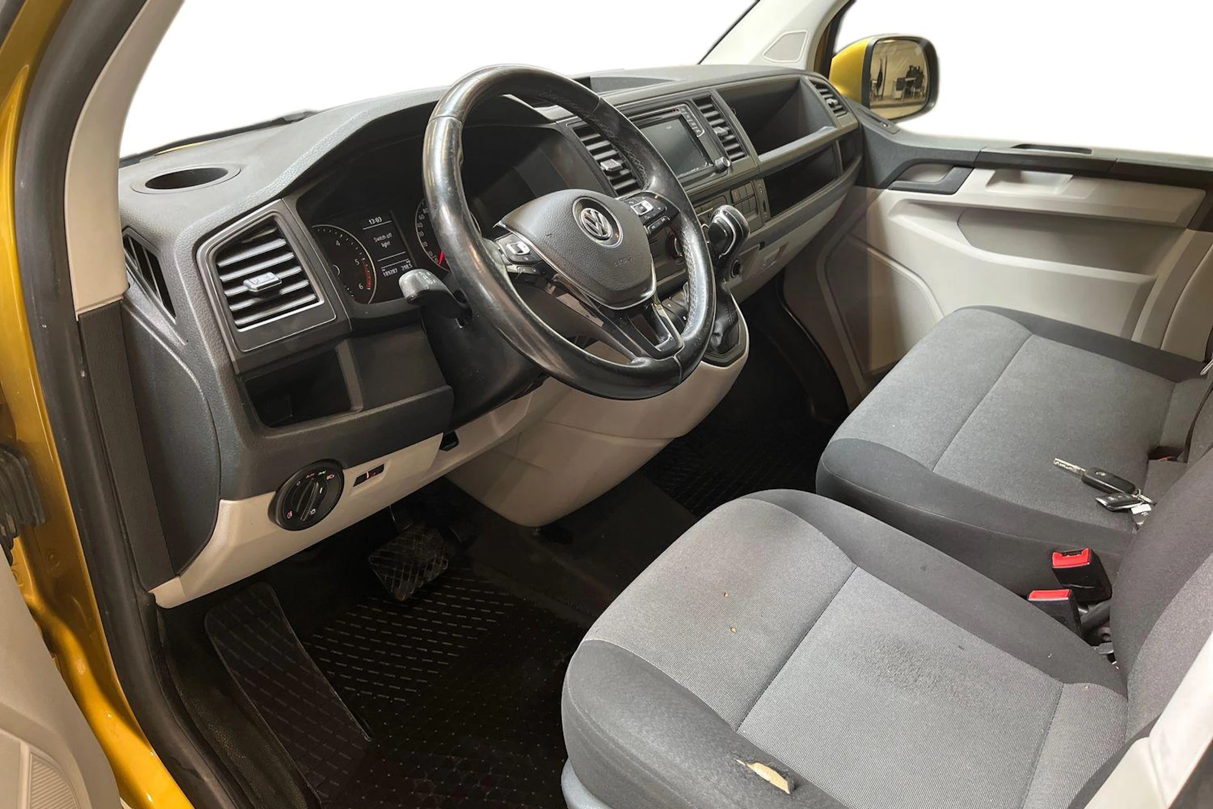 keltainen Volkswagen Transporter 2018 kuva 6.