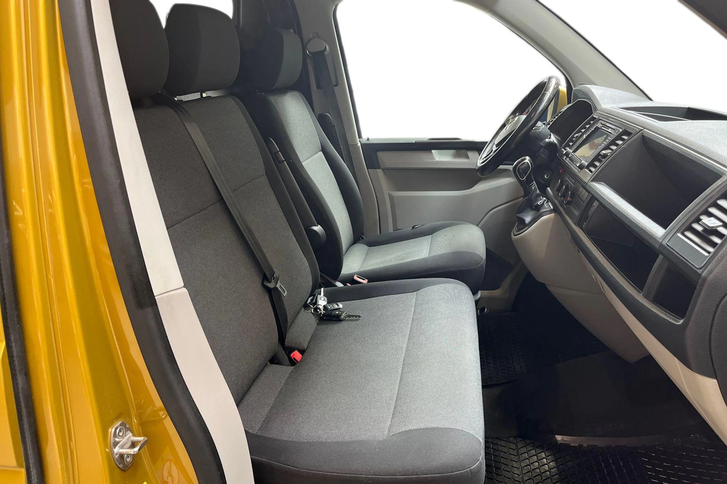 keltainen Volkswagen Transporter 2018 kuva 8.