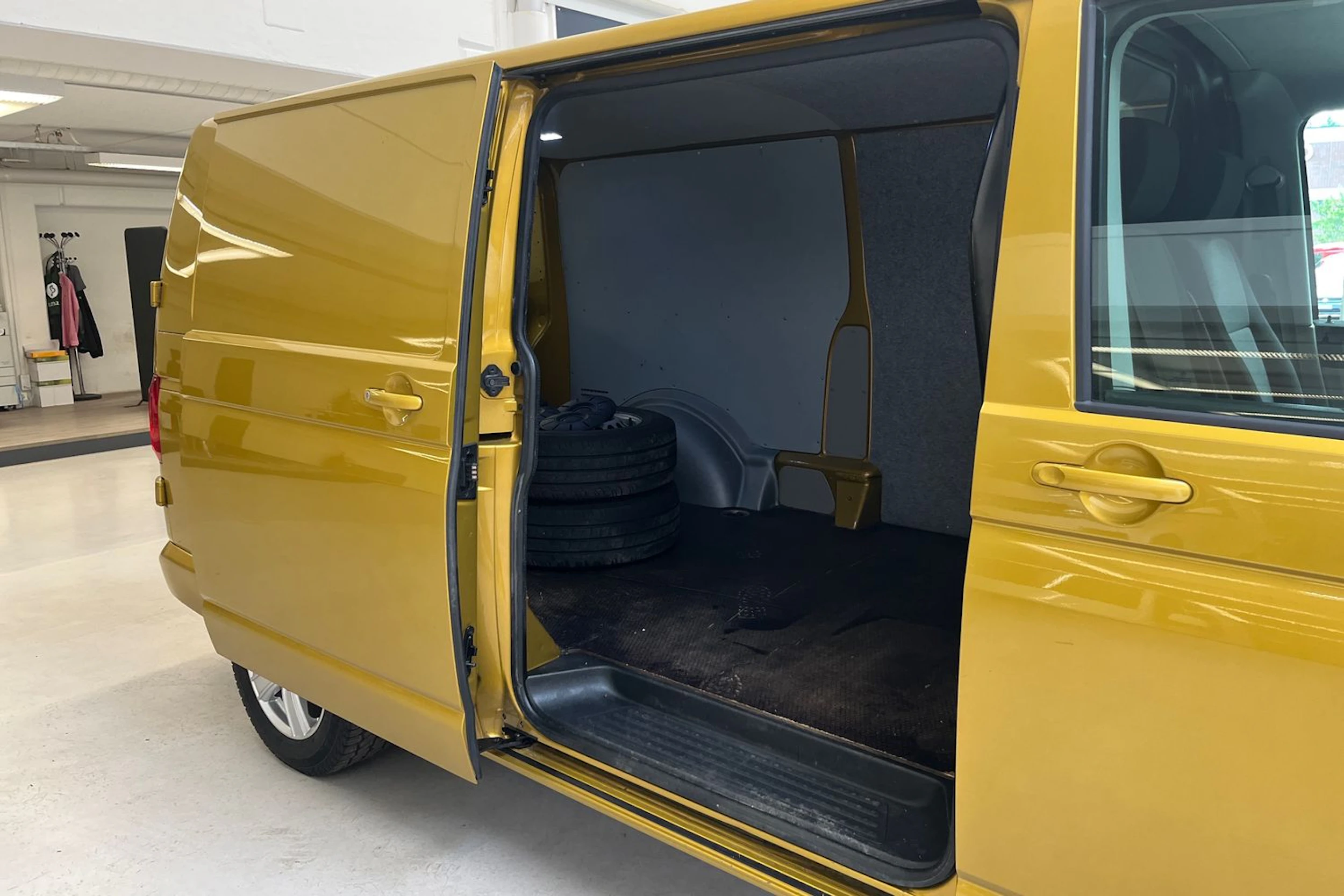 keltainen Volkswagen Transporter 2018 kuva 10.