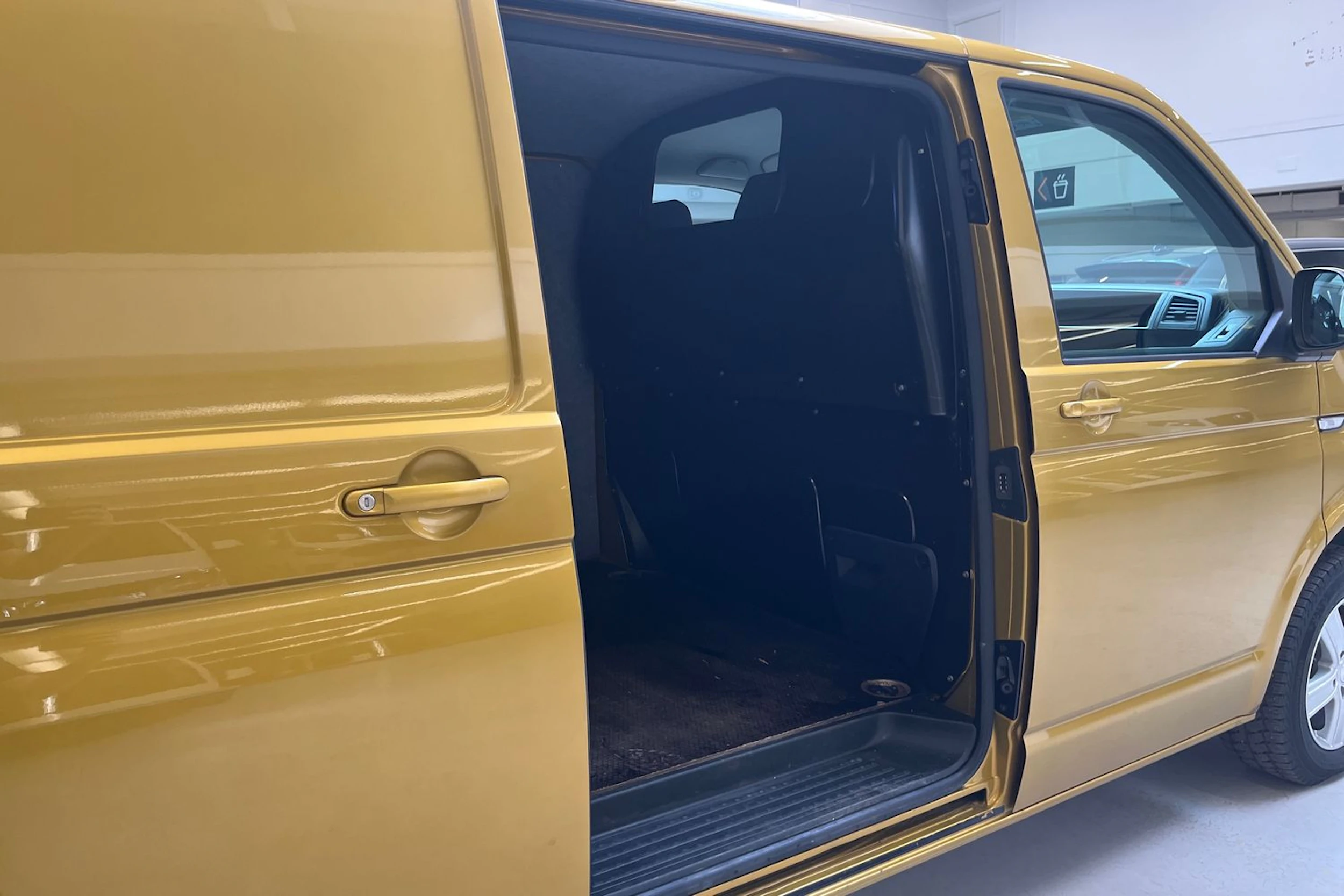 keltainen Volkswagen Transporter 2018 kuva 11.