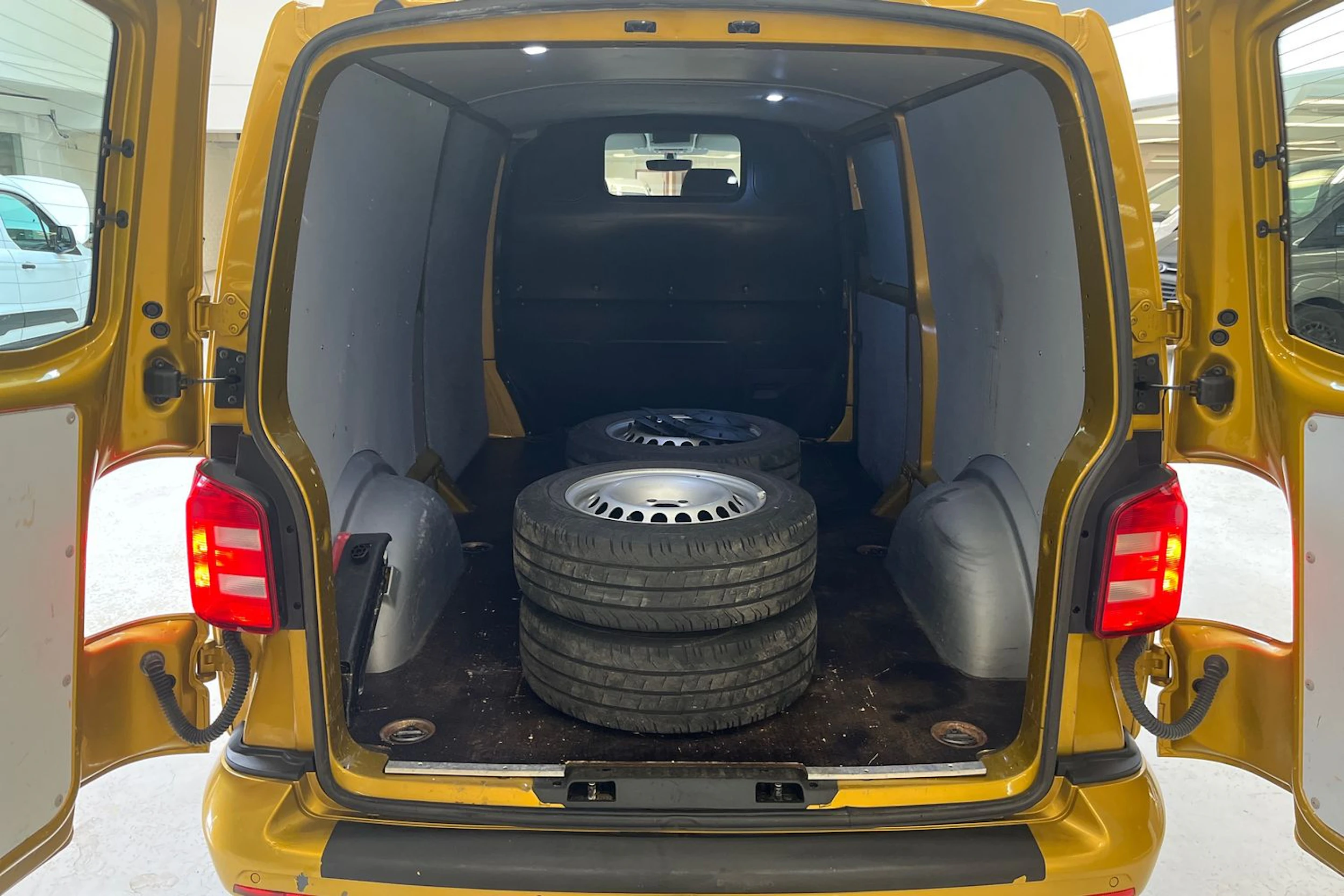 keltainen Volkswagen Transporter 2018 kuva 12.
