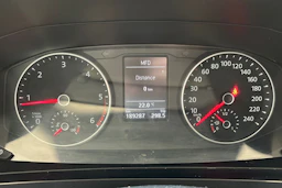 keltainen Volkswagen Transporter 2018 kuva 13.