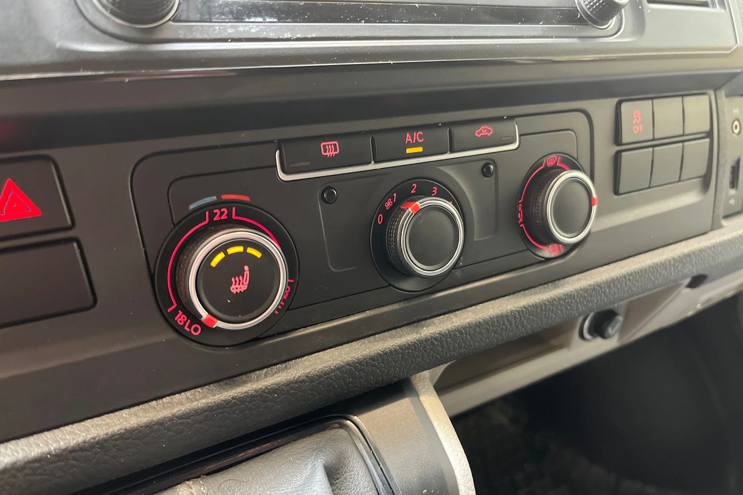 keltainen Volkswagen Transporter 2018 kuva 15.