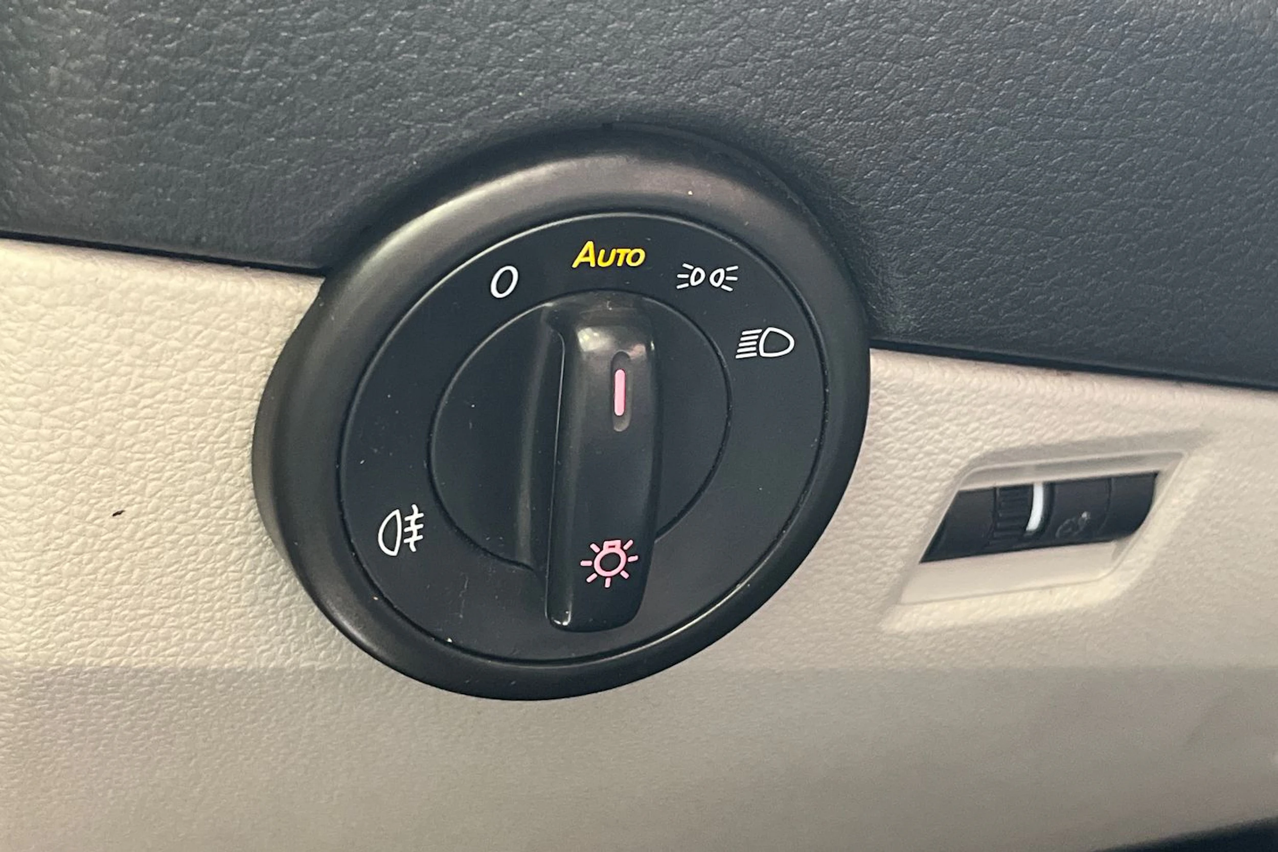 keltainen Volkswagen Transporter 2018 kuva 16.