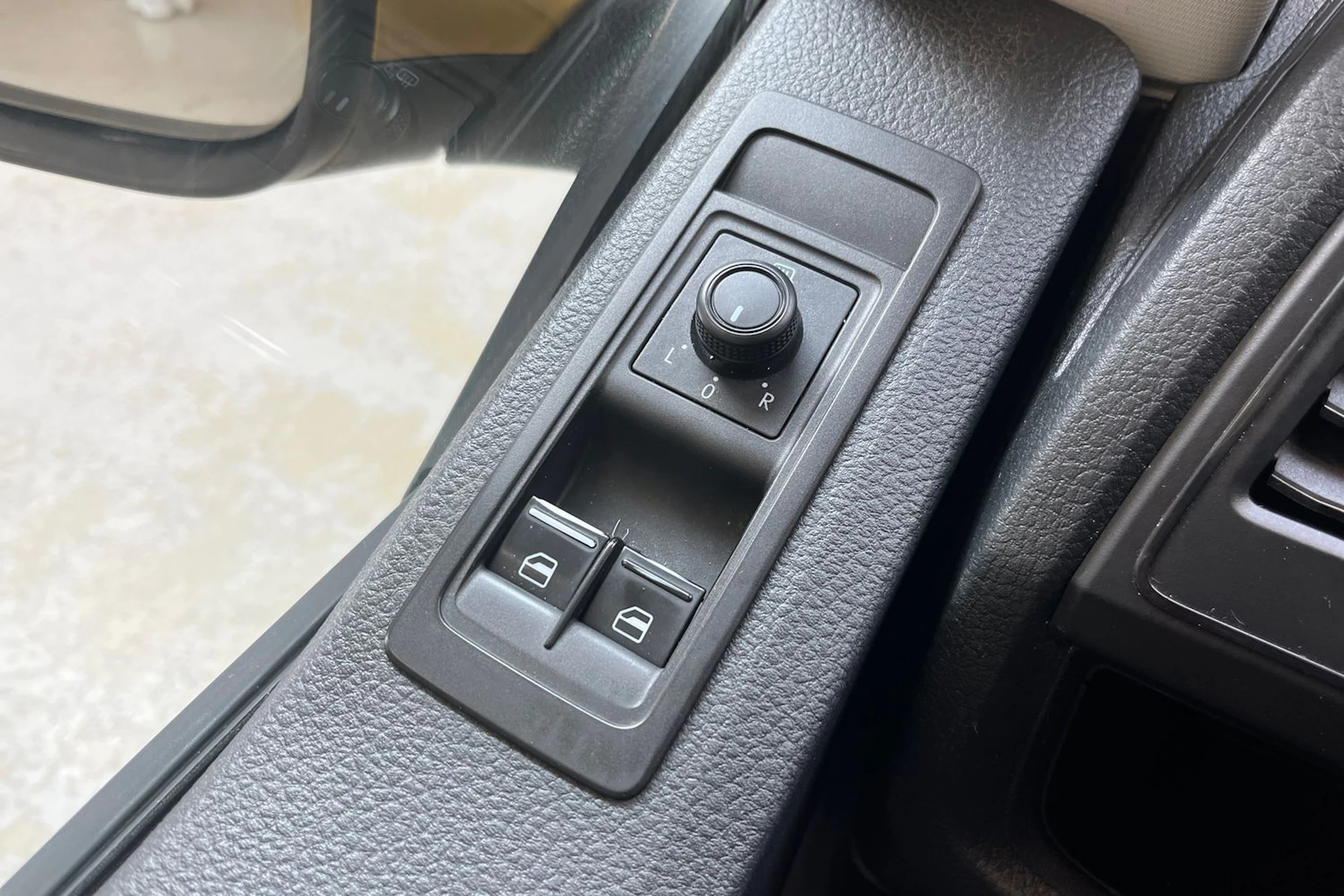 keltainen Volkswagen Transporter 2018 kuva 17.