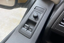 keltainen Volkswagen Transporter 2018 kuva 17.