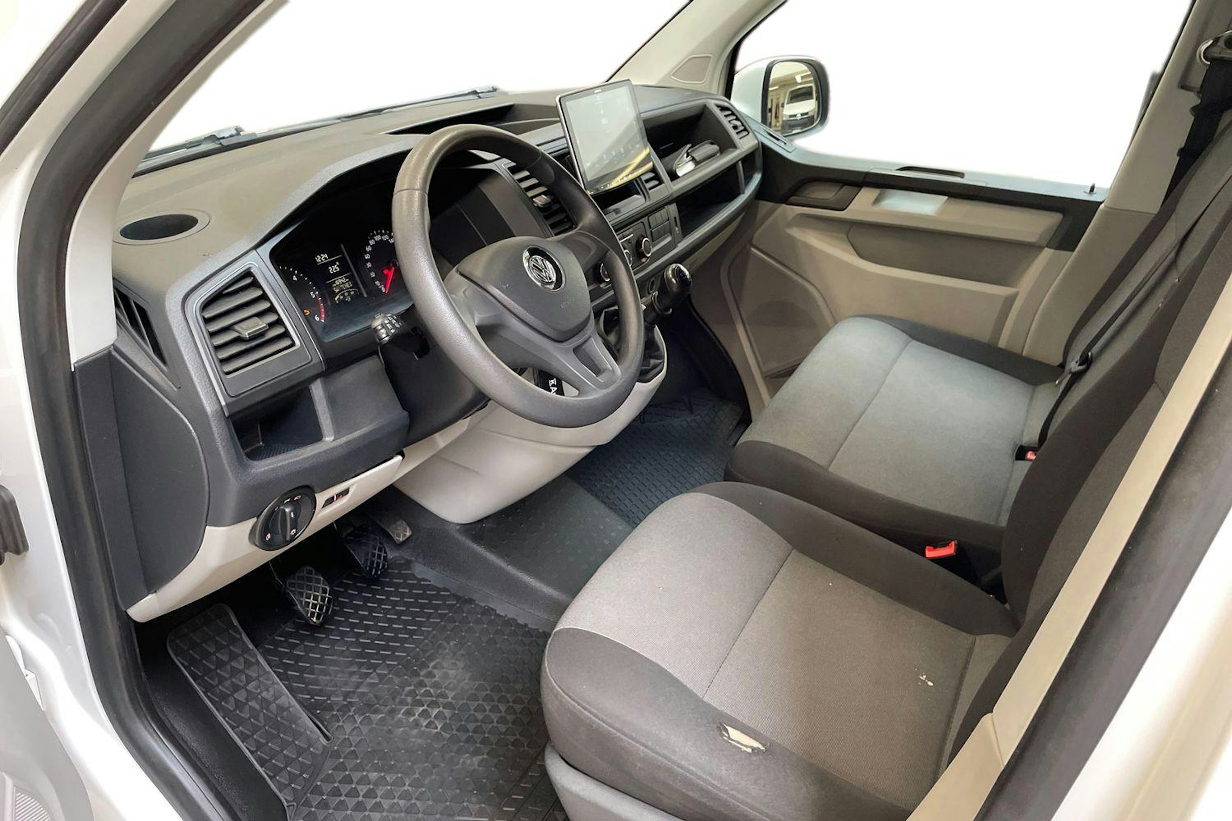 valkoinen Volkswagen Transporter 2018 kuva 7.