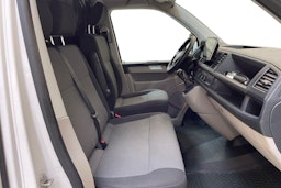 valkoinen Volkswagen Transporter 2018 kuva 10.